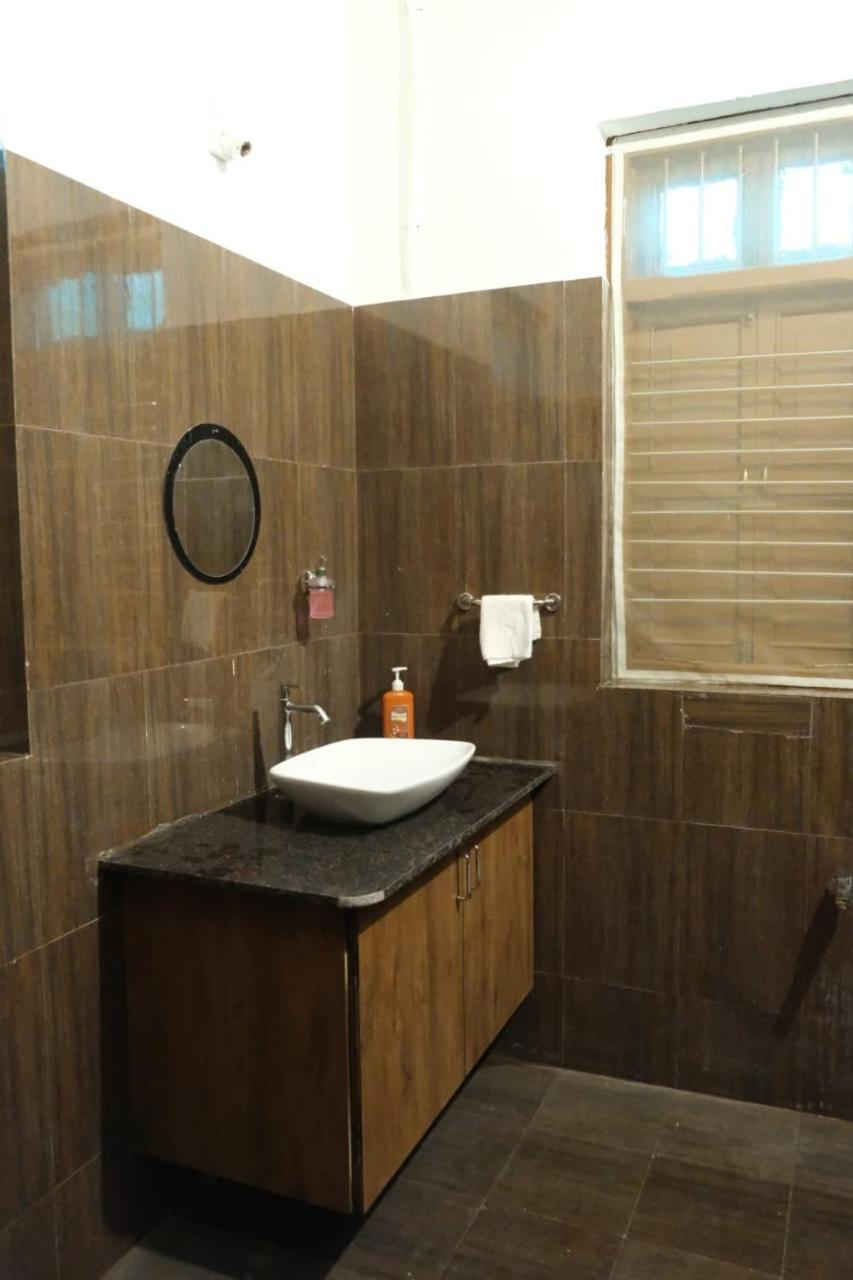 Hotel Ashirwad Junagadh Esterno foto