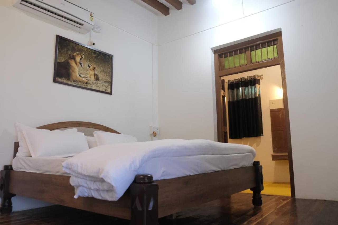 Hotel Ashirwad Junagadh Esterno foto