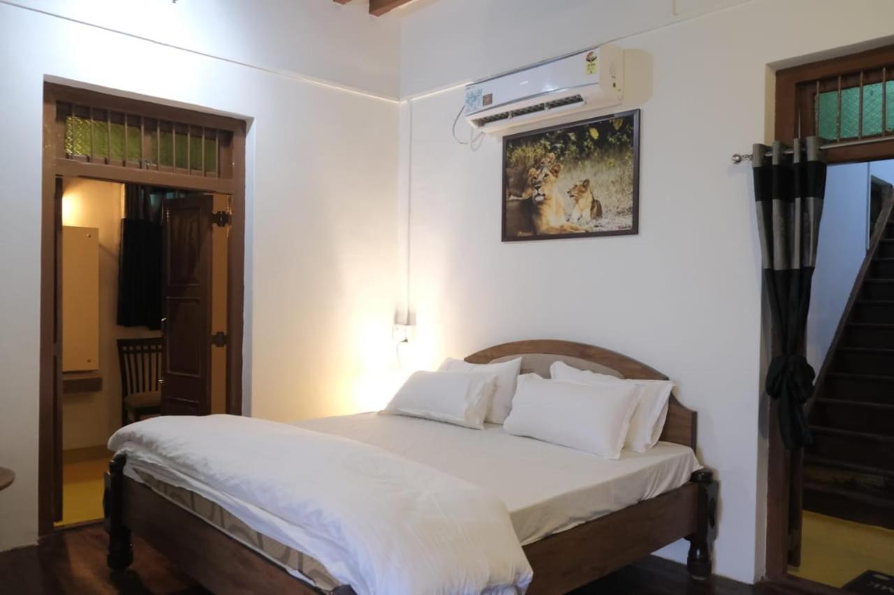 Hotel Ashirwad Junagadh Esterno foto