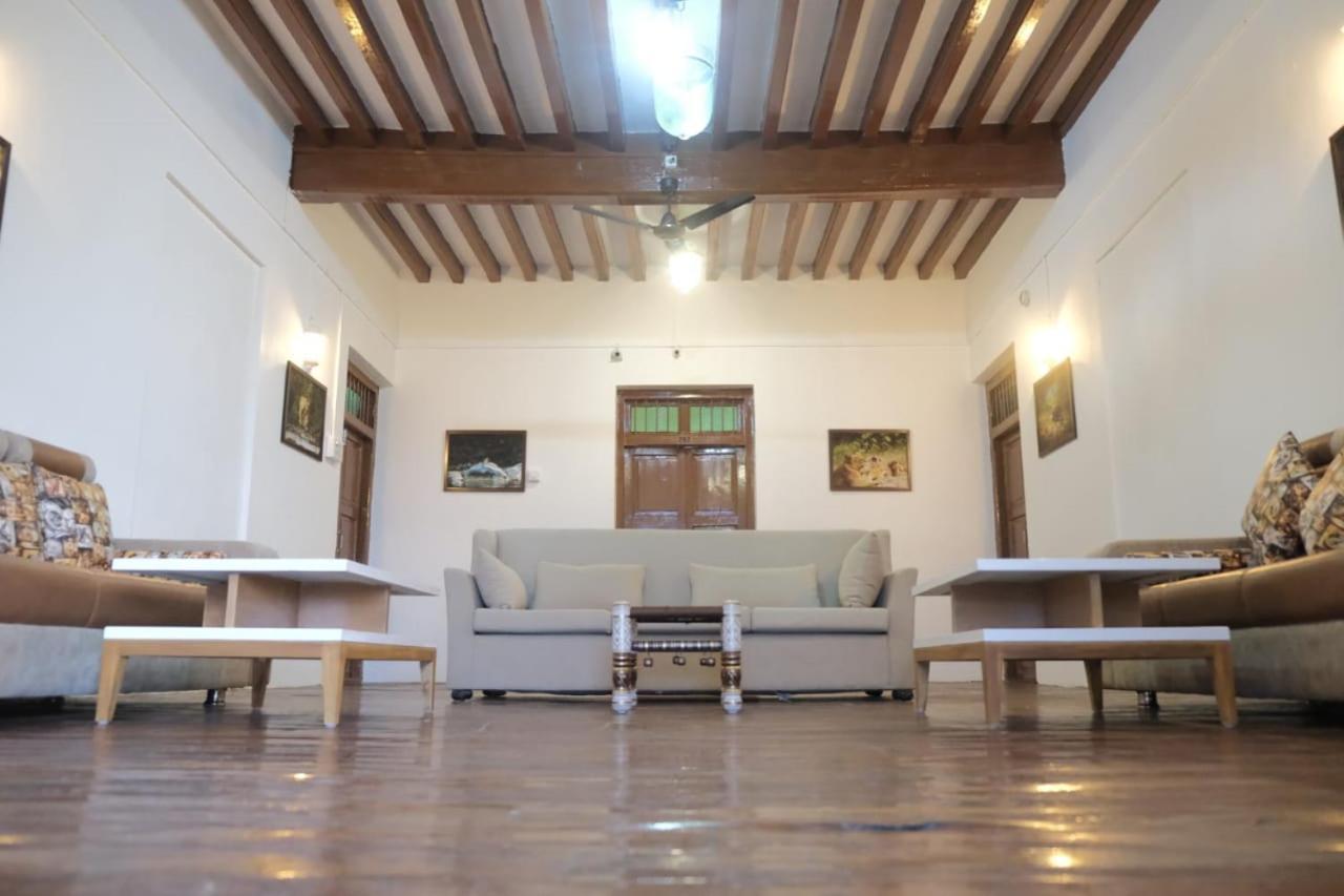 Hotel Ashirwad Junagadh Esterno foto